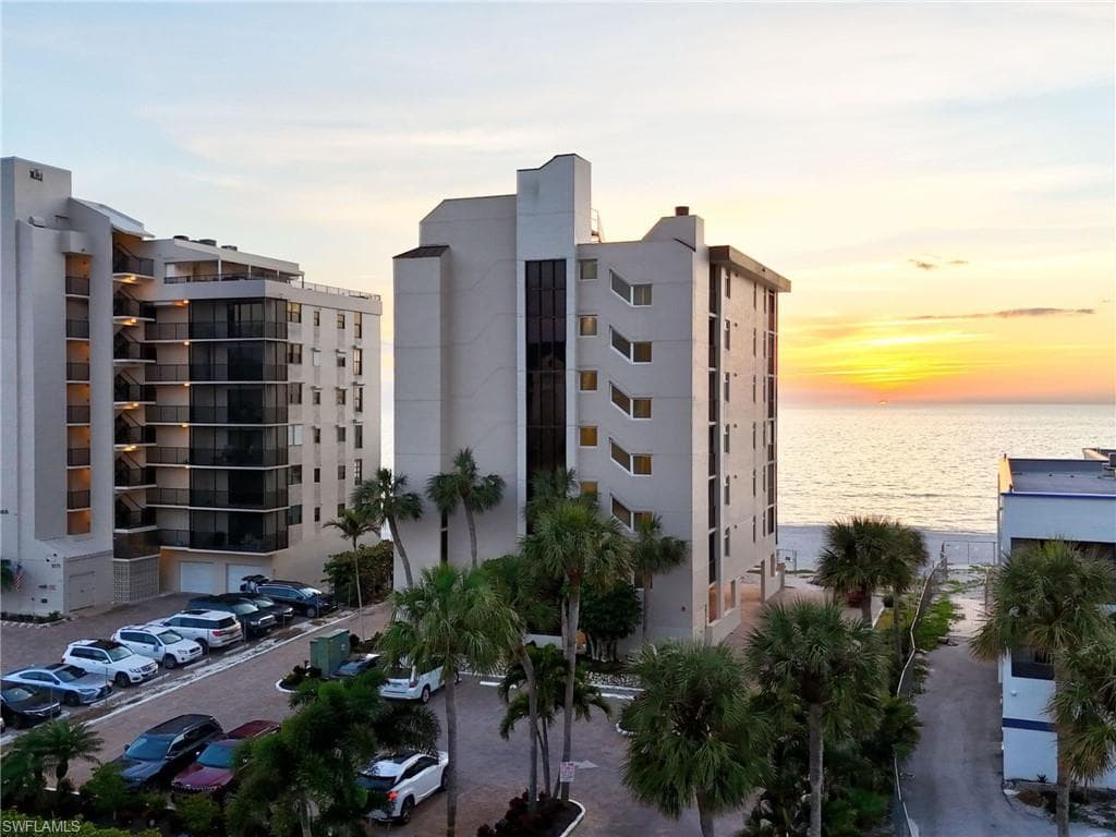 9415 Gulf Shore Dr 102, Naples, FL 34108-26