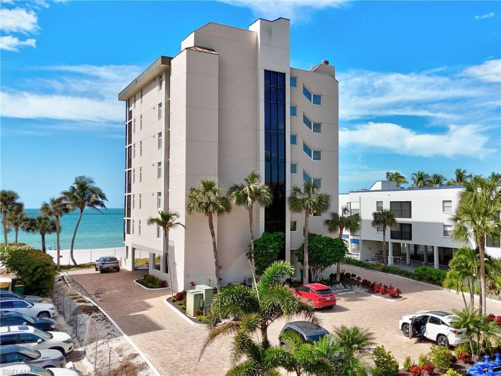 9415 Gulf Shore Dr 102, Naples, FL 34108-3