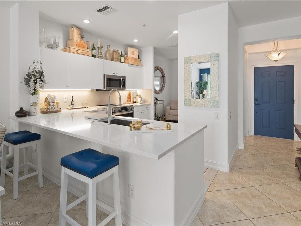 1045 Tarpon Cove Dr 102, Naples, FL 34110-4