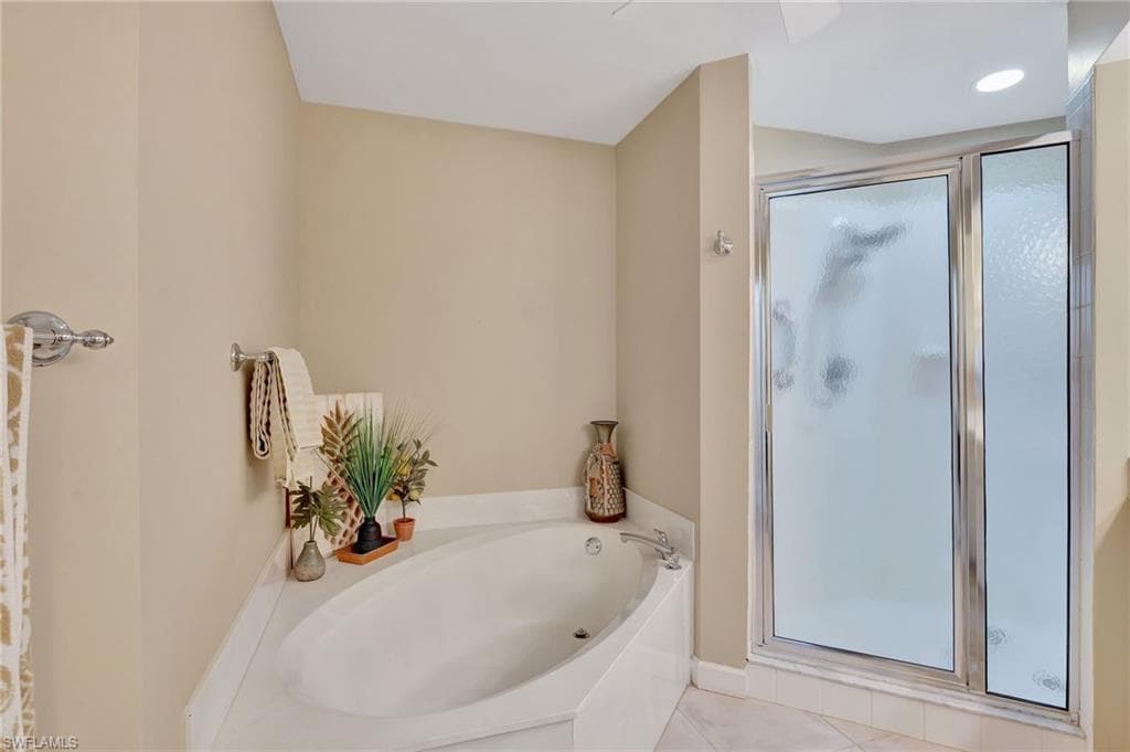 201 Vintage Bay Dr B12, Marco Island, FL 34145-26
