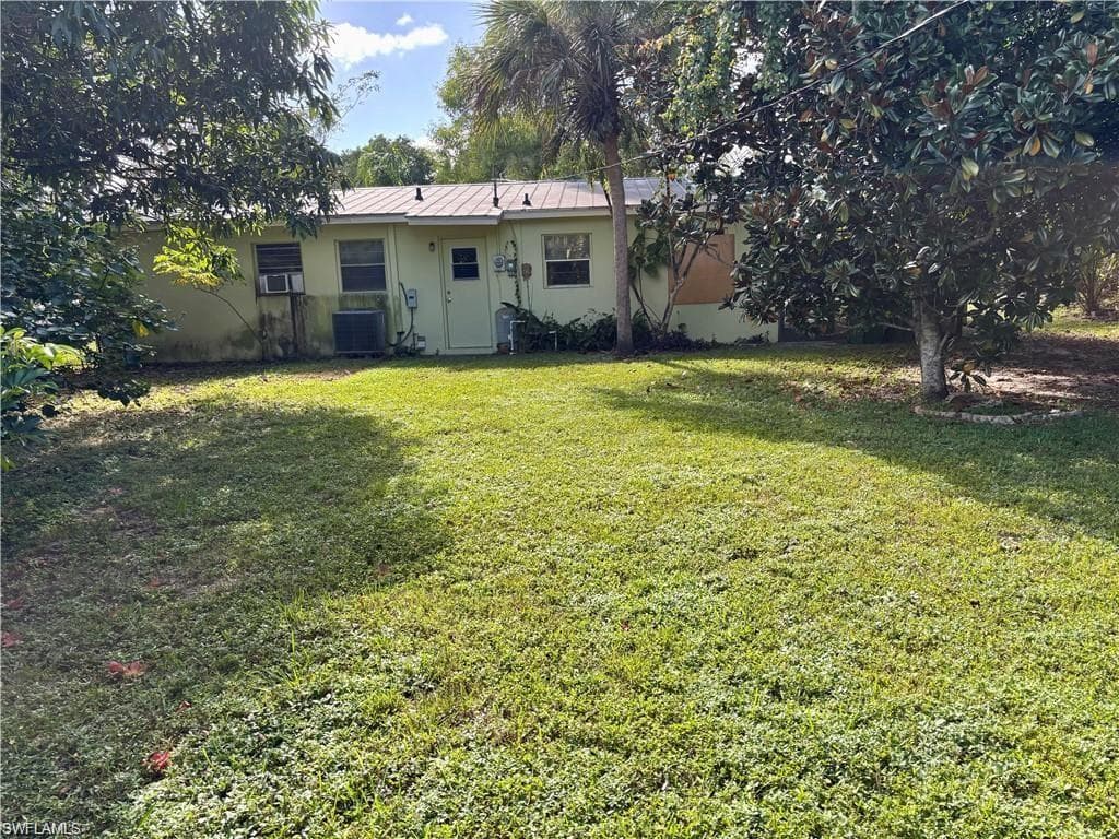 697 Pine Vale Dr, Naples, FL 34104-2