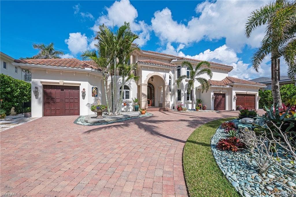 491 Wedge Dr, Naples, FL 34103-1
