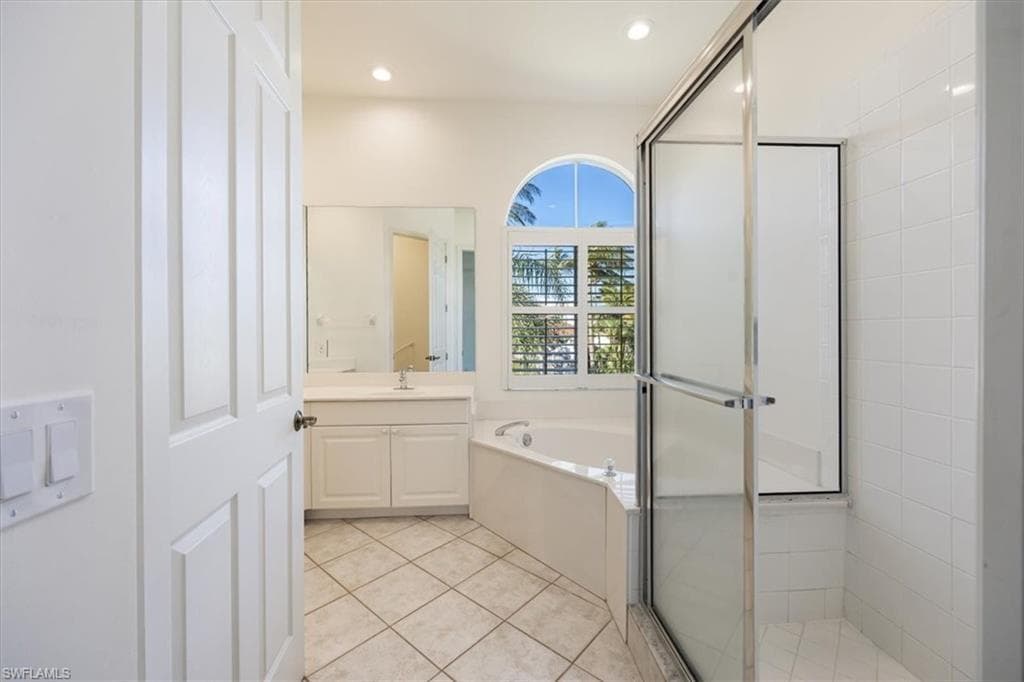 1575 Clermont Dr N-201, Naples, FL 34109-17