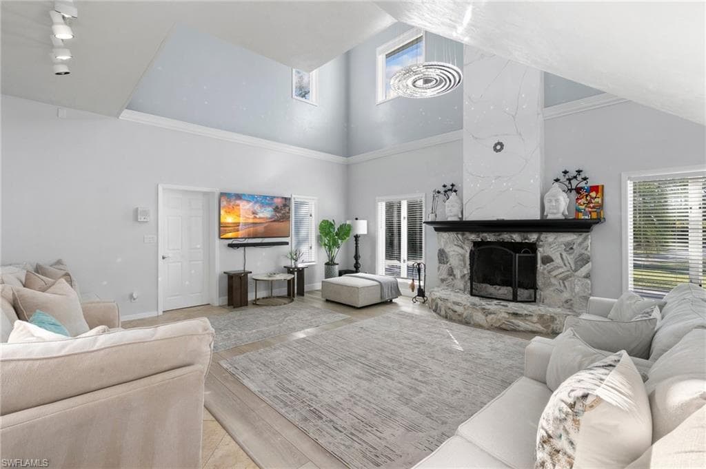 130 1st St NW, Naples, FL 34120-10