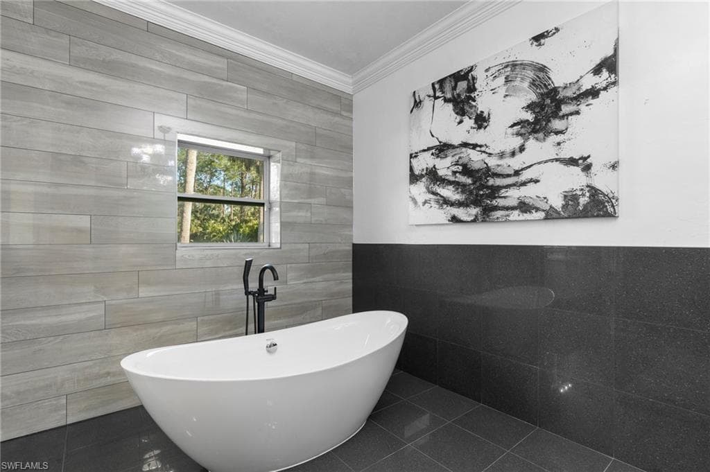 130 1st St NW, Naples, FL 34120-23