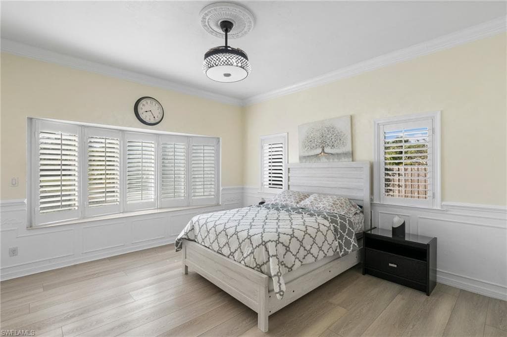 130 1st St NW, Naples, FL 34120-25