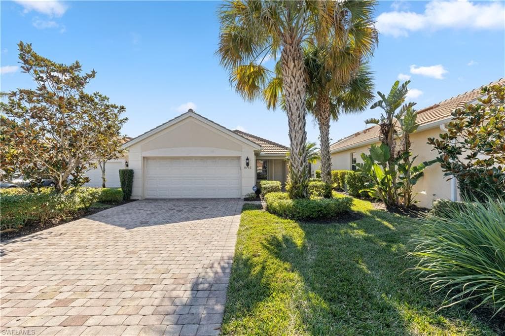 8752 Querce Ct, Naples, FL 34114-15