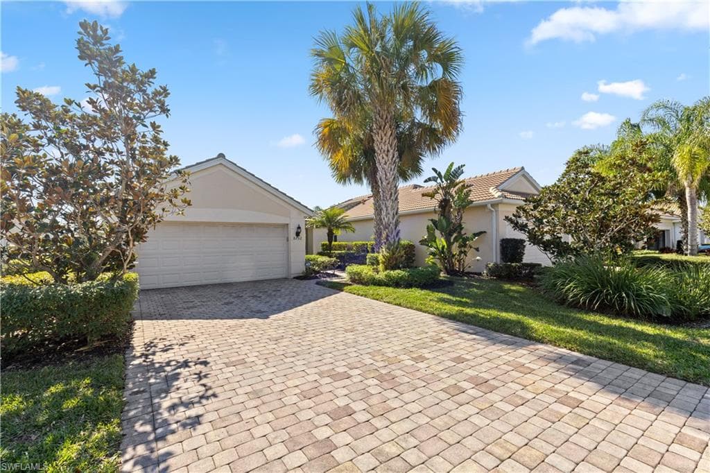 8752 Querce Ct, Naples, FL 34114-2