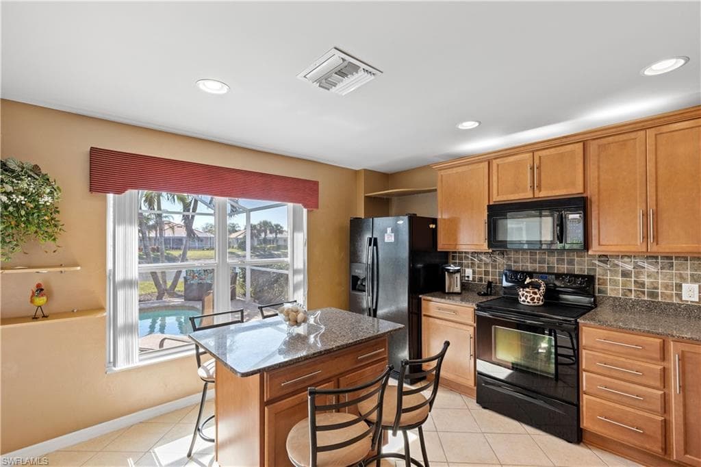 8752 Querce Ct, Naples, FL 34114-4