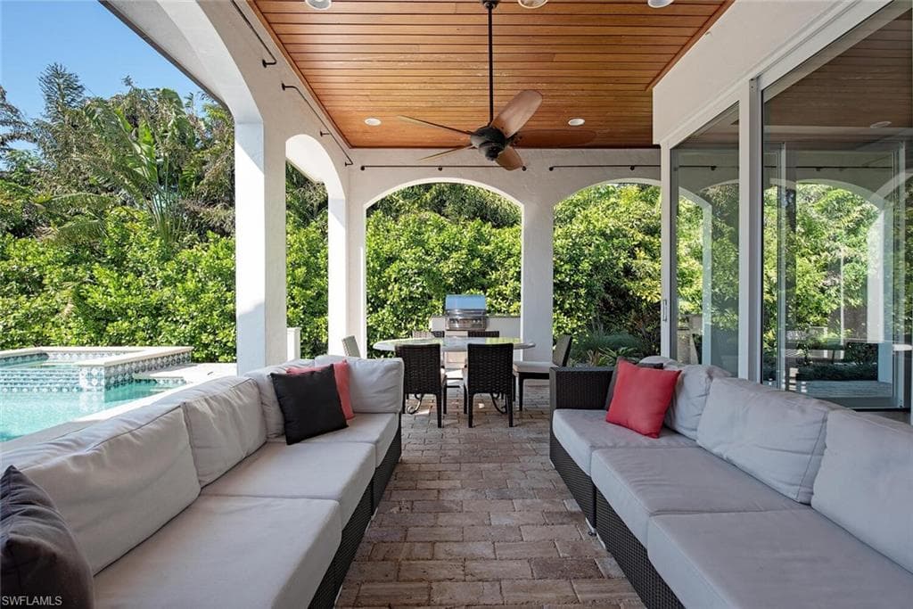 155 20th Ave S, Naples, FL 34102-17