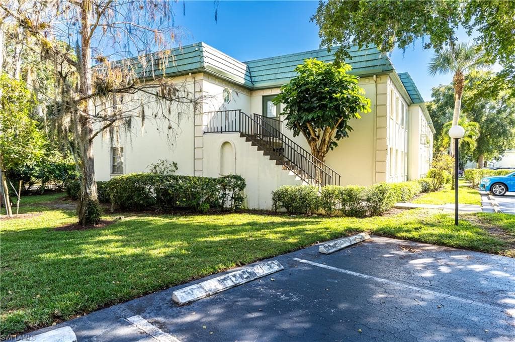 102 Bob O Link Way 2b, Naples, FL 34105-3