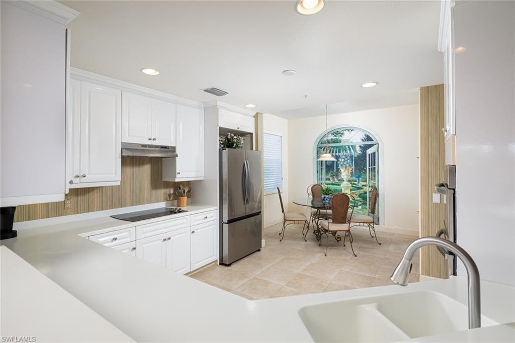 720 Waterford Dr 303, Naples, FL 34113-10