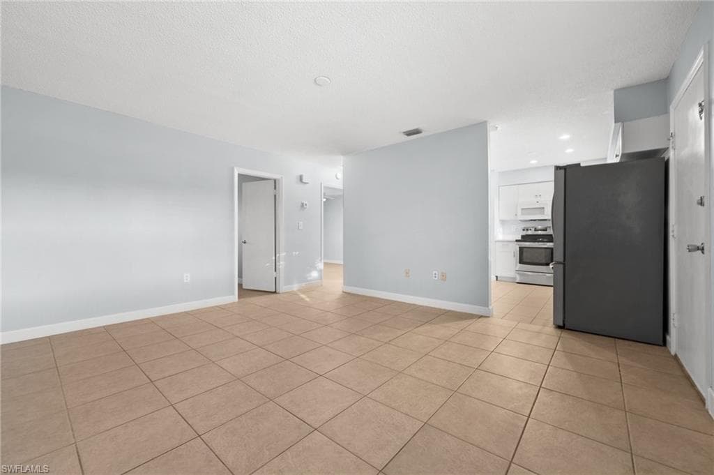 3325 Airport Rd N J8, Naples, FL 34105-5