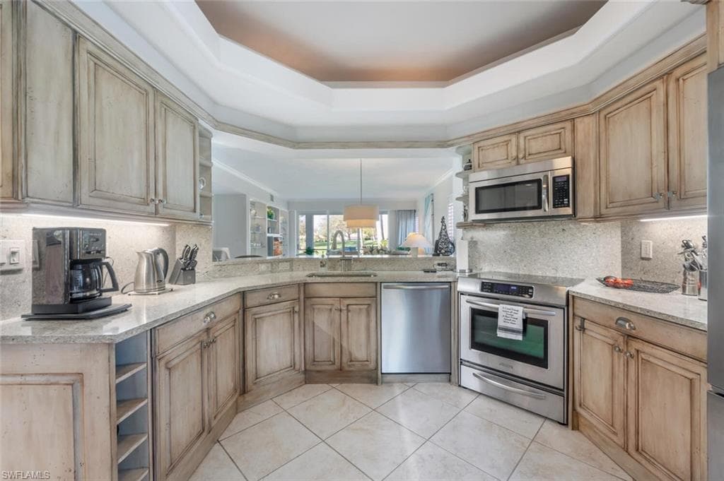 496 Edgemere Way E 102, Naples, FL 34105-15