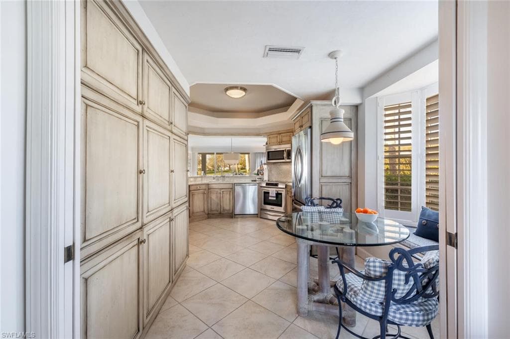 496 Edgemere Way E 102, Naples, FL 34105-17
