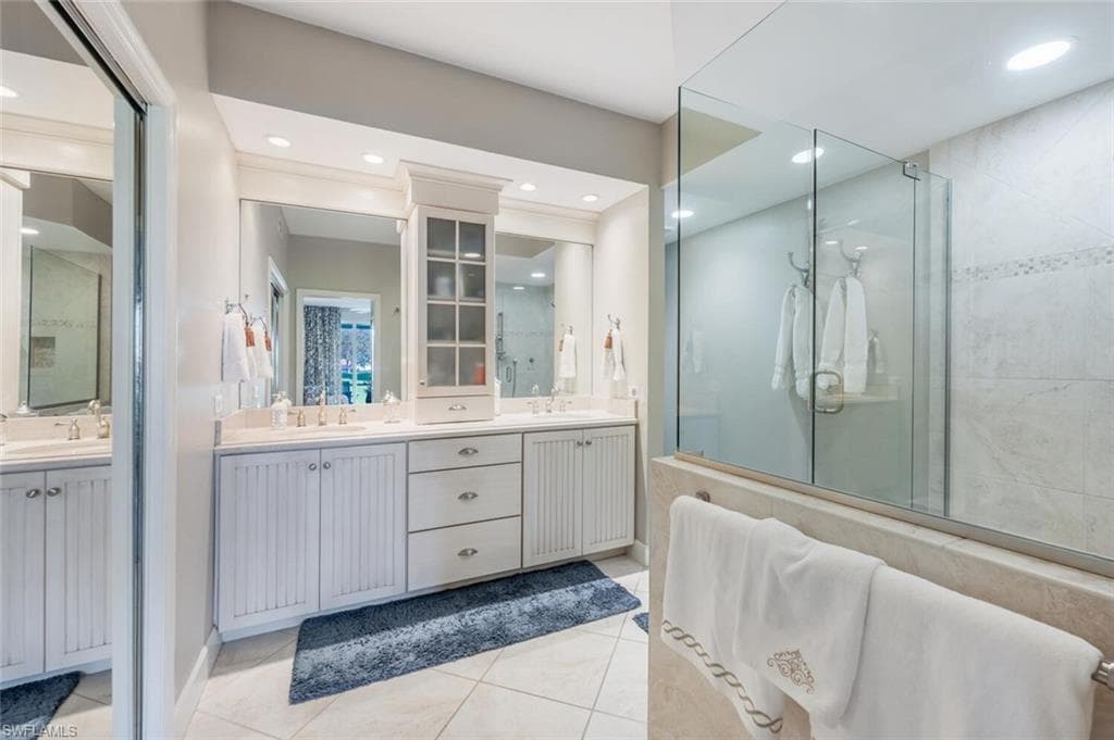 496 Edgemere Way E 102, Naples, FL 34105-28