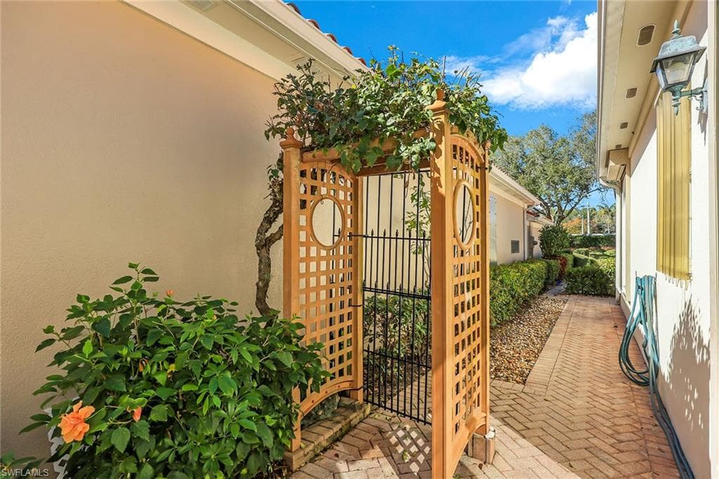 5972 Via Bella Ct, Naples, FL 34109-34