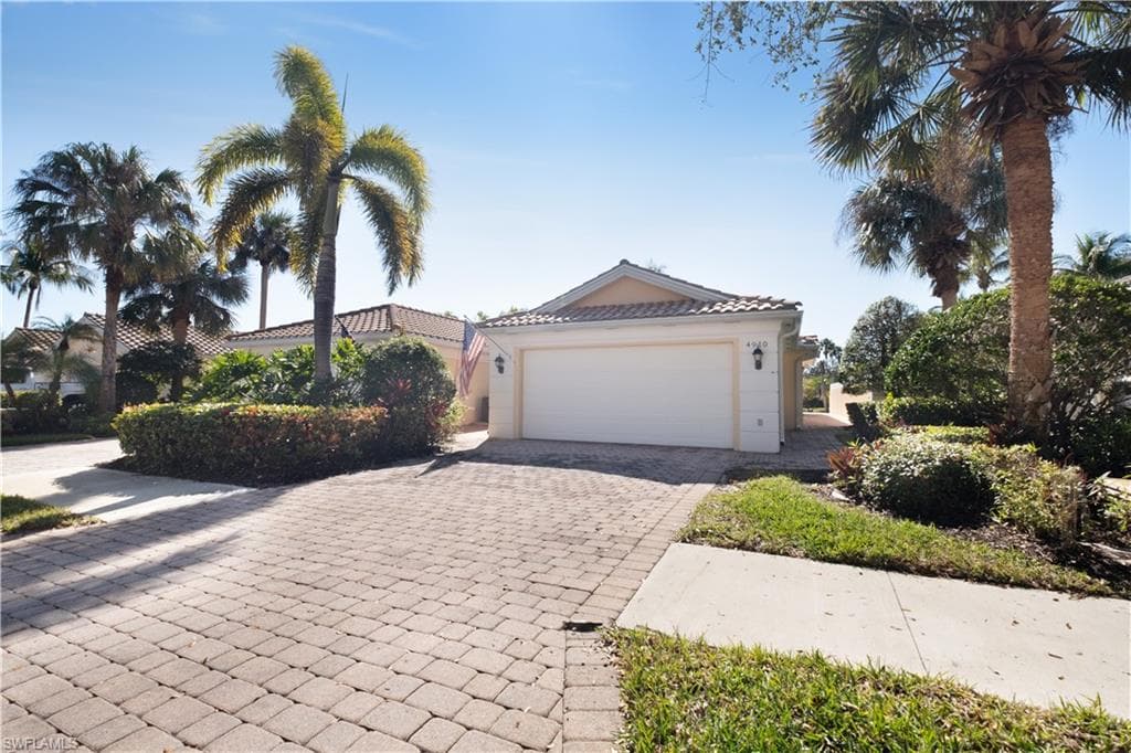4910 Kingston Way, Naples, FL 34119-15