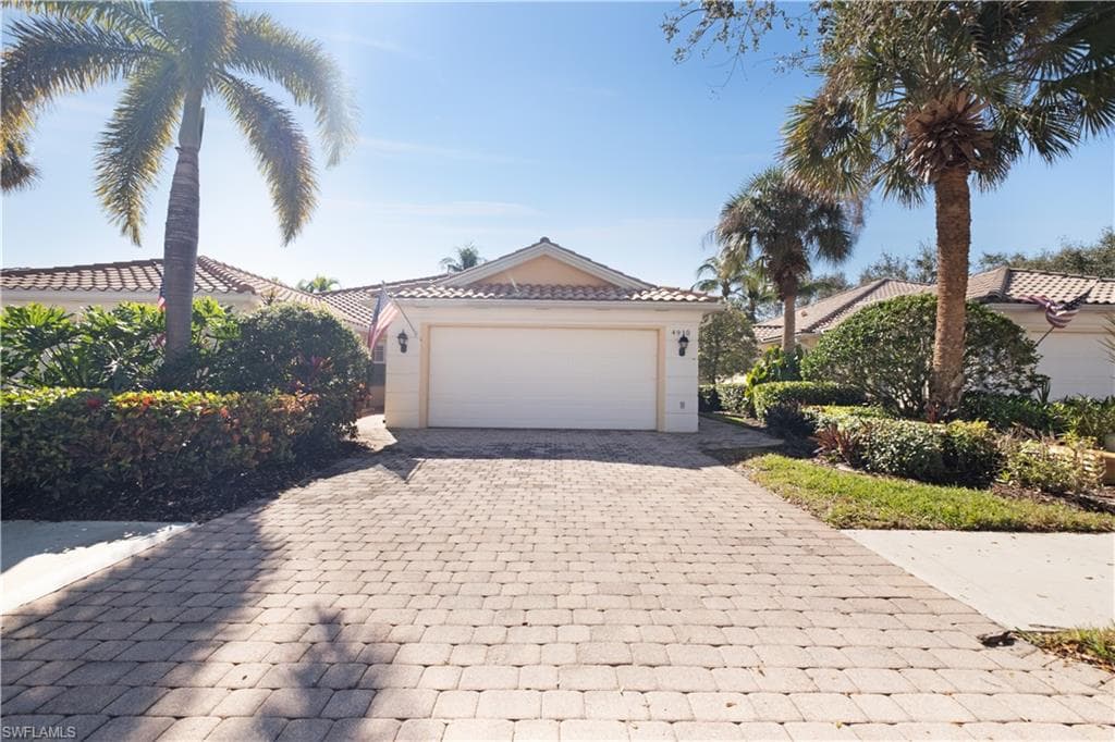 4910 Kingston Way, Naples, FL 34119-2