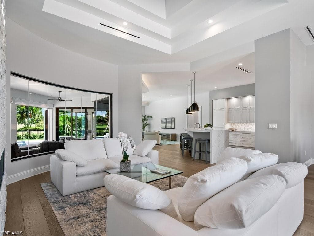 695 Wedge Dr, Naples, FL 34103-4