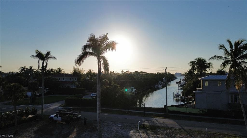 1427 Sandpiper St, Naples, FL 34102-2