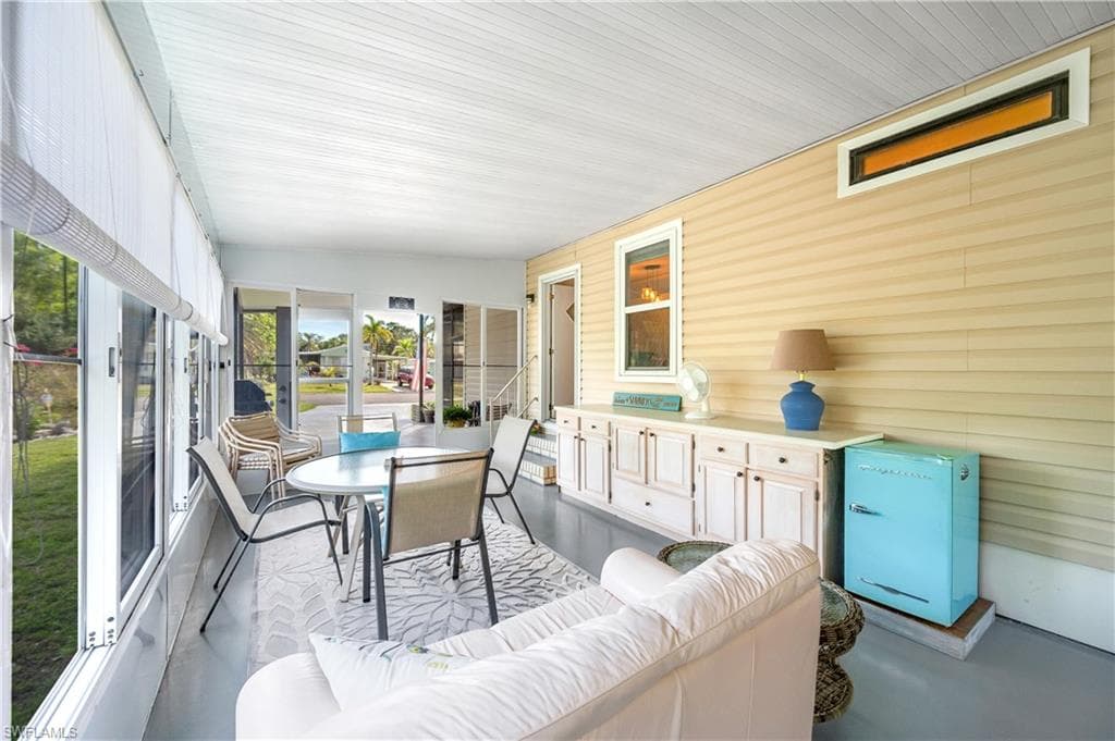 101 Pine Key Ln, Naples, FL 34114-24