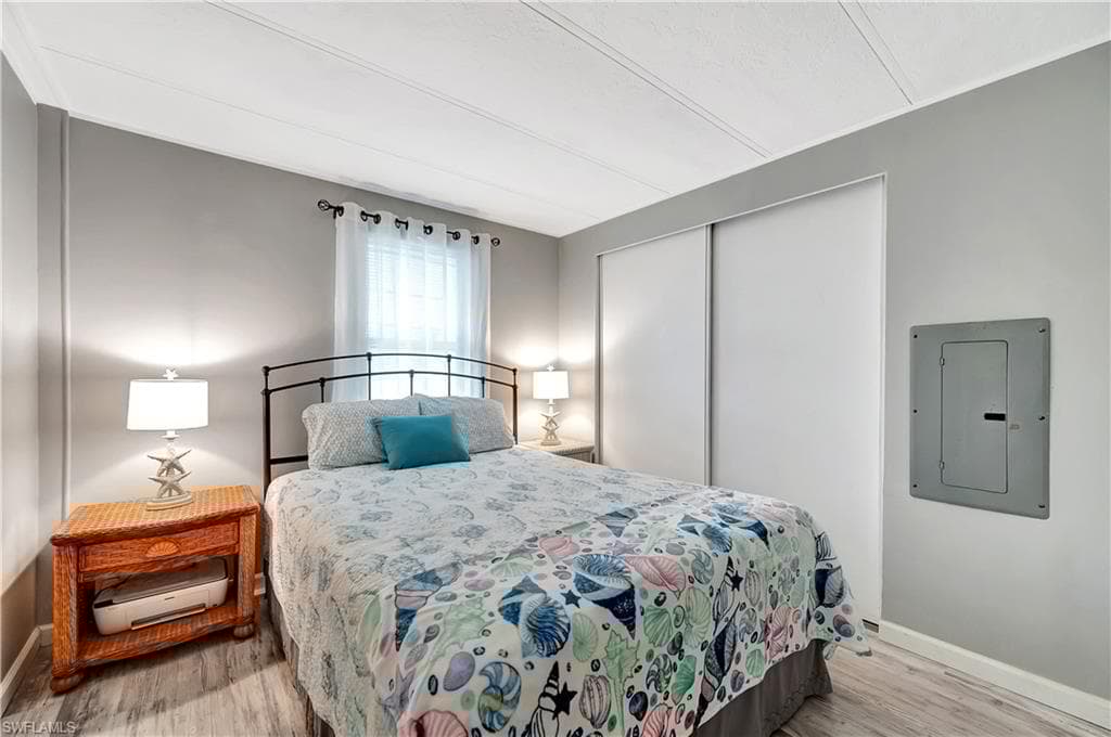 101 Pine Key Ln, Naples, FL 34114-26