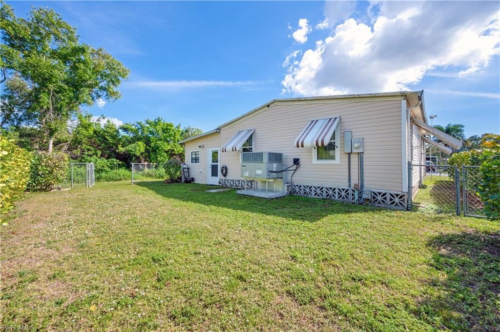 101 Pine Key Ln, Naples, FL 34114-32