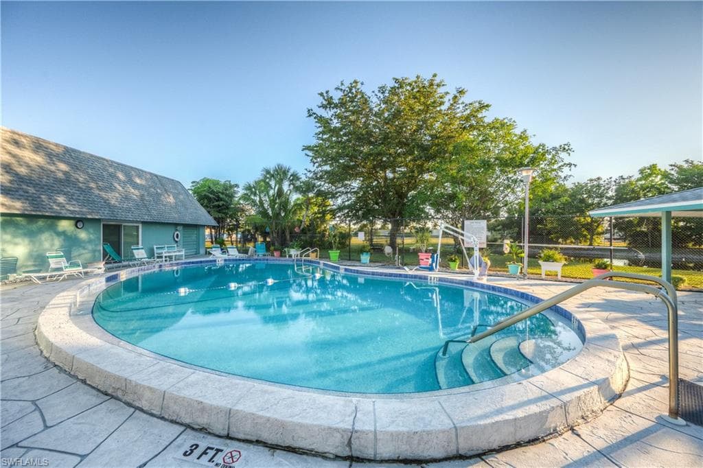 101 Pine Key Ln, Naples, FL 34114-34