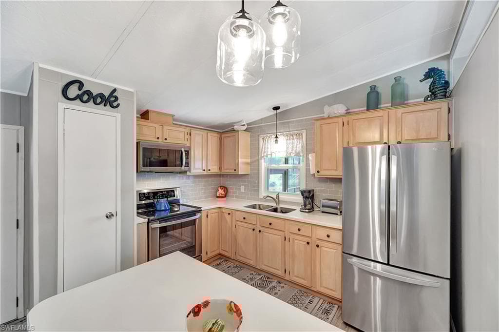 101 Pine Key Ln, Naples, FL 34114-3