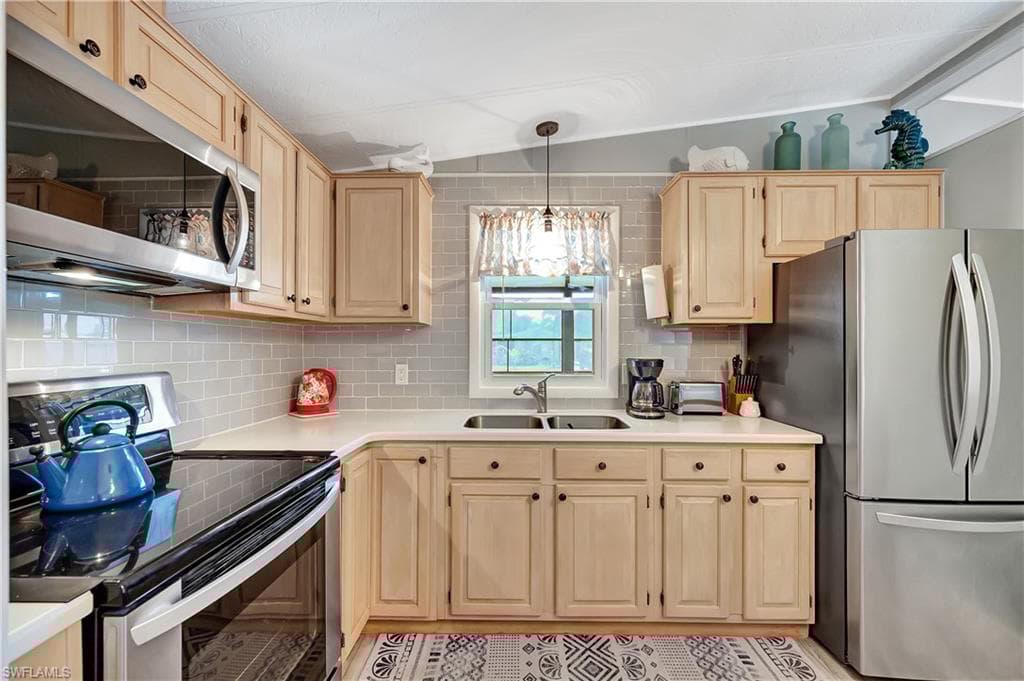 101 Pine Key Ln, Naples, FL 34114-4