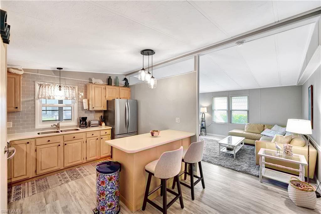 101 Pine Key Ln, Naples, FL 34114-5