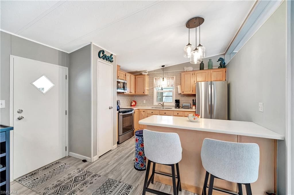 101 Pine Key Ln, Naples, FL 34114-7