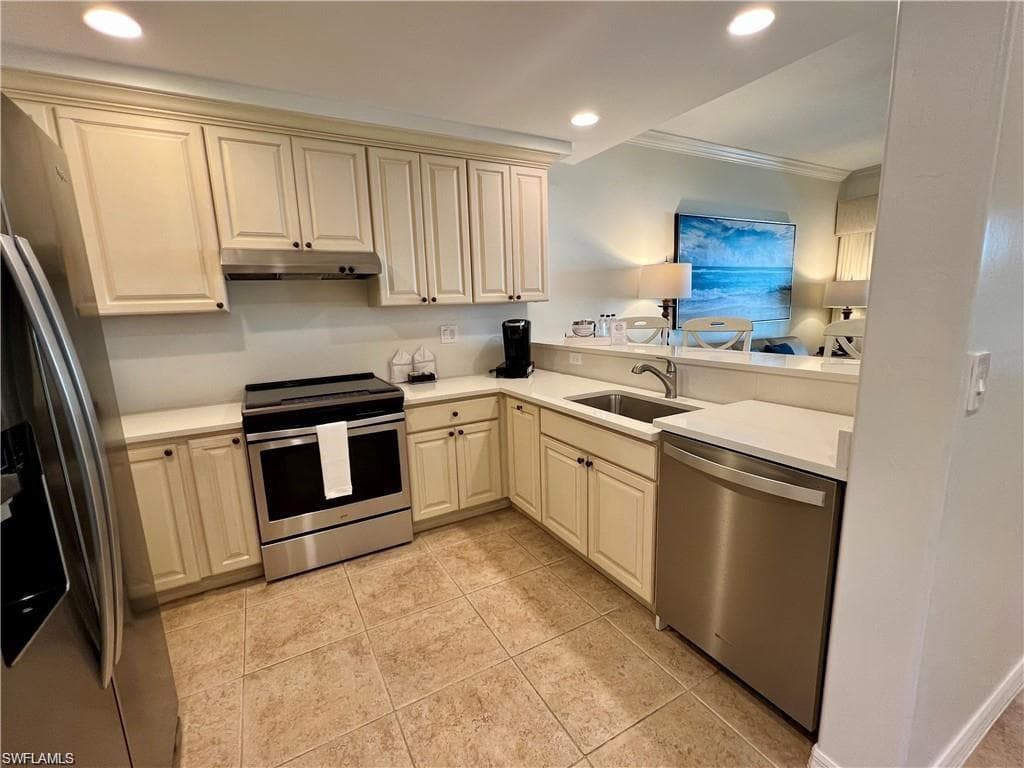 221 9th St S 219, Naples, FL 34102-8