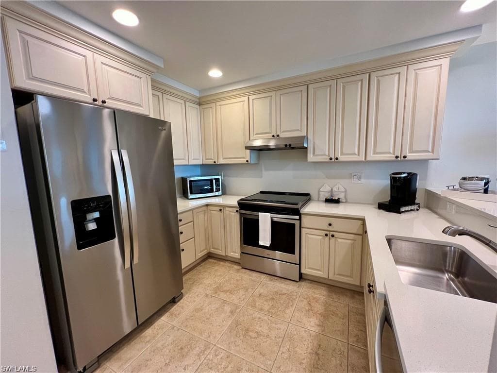 221 9th St S 219, Naples, FL 34102-9