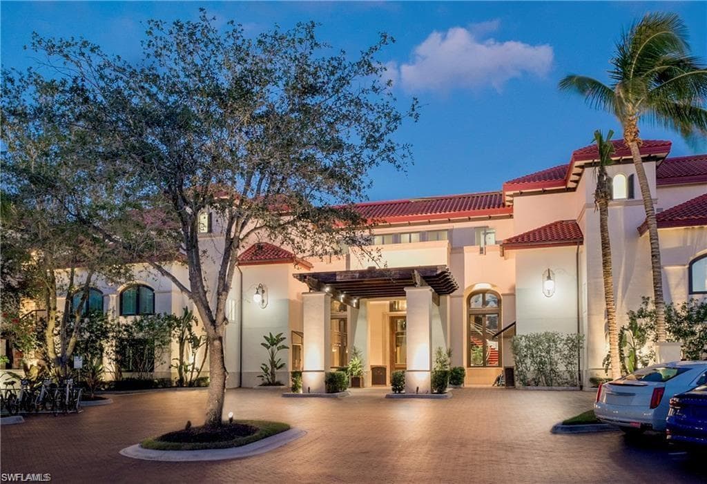 221 9th St S 219, Naples, FL 34102-1