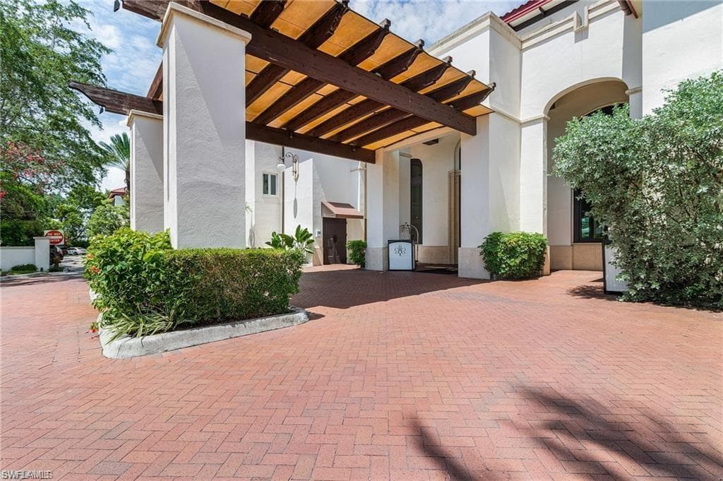 221 9th St S 219, Naples, FL 34102-2