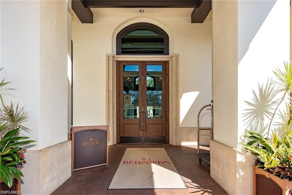221 9th St S 219, Naples, FL 34102-3
