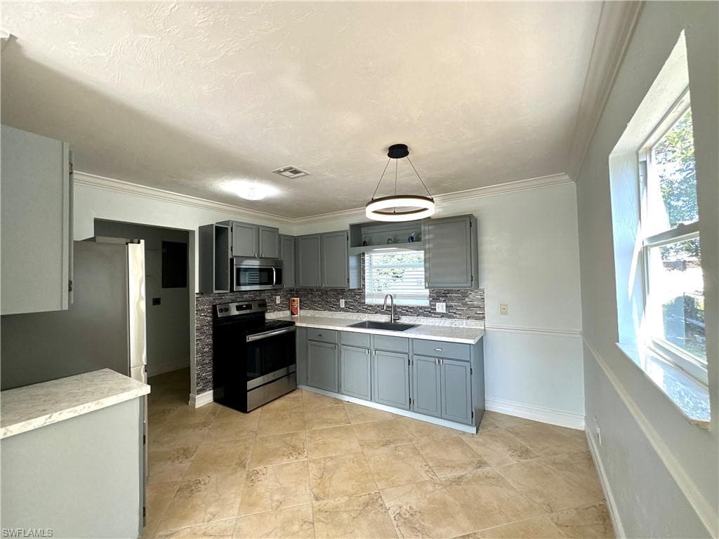 5369 Gilchrist St, Naples, FL 34113-12