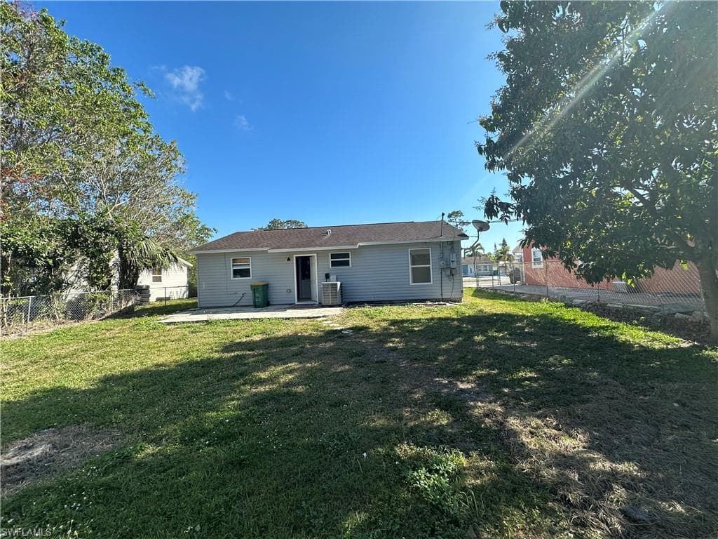 5369 Gilchrist St, Naples, FL 34113-18