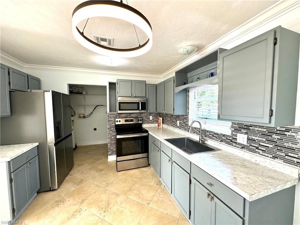 5369 Gilchrist St, Naples, FL 34113-3
