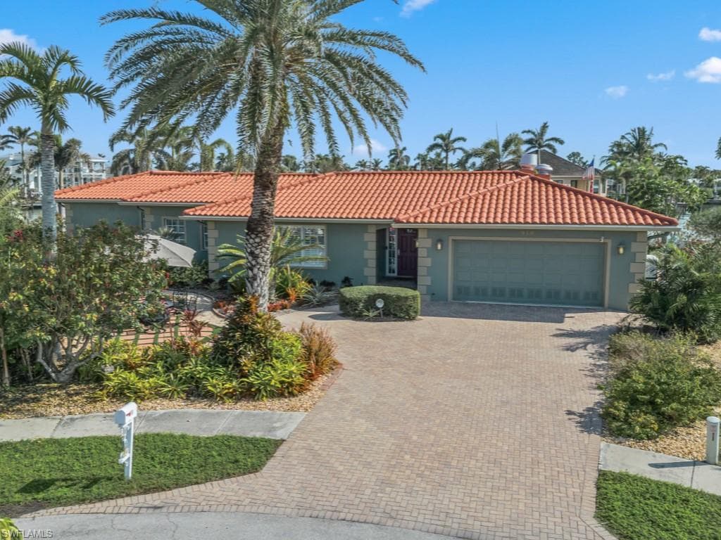916 Sundrop Ct, Marco Island, FL 34145-12