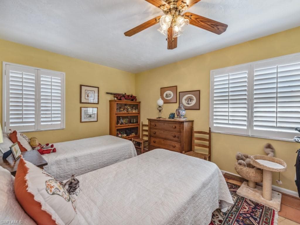 916 Sundrop Ct, Marco Island, FL 34145-31