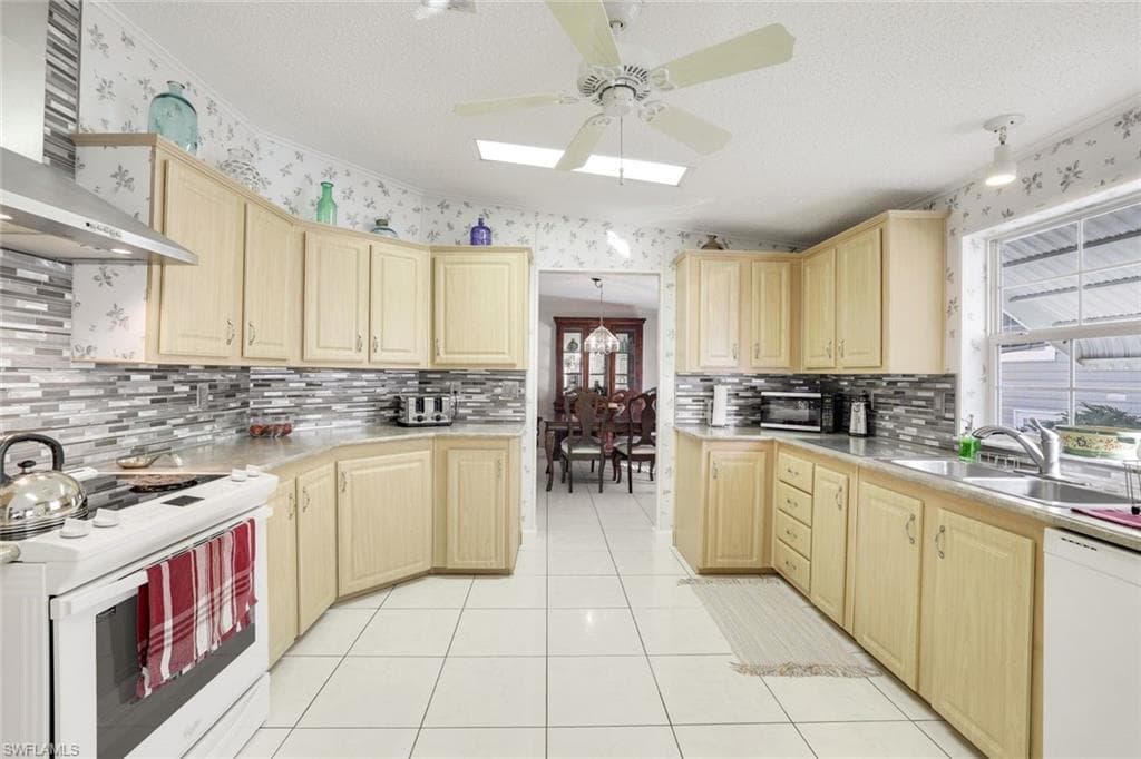 255 Riverwood Rd, Naples, FL 34114-6