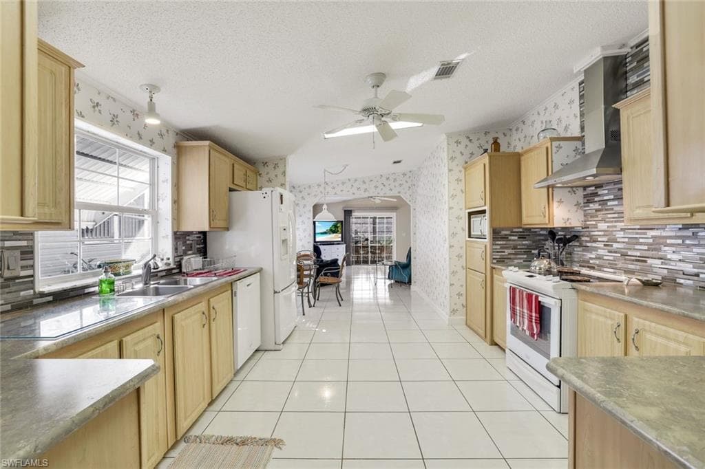 255 Riverwood Rd, Naples, FL 34114-7