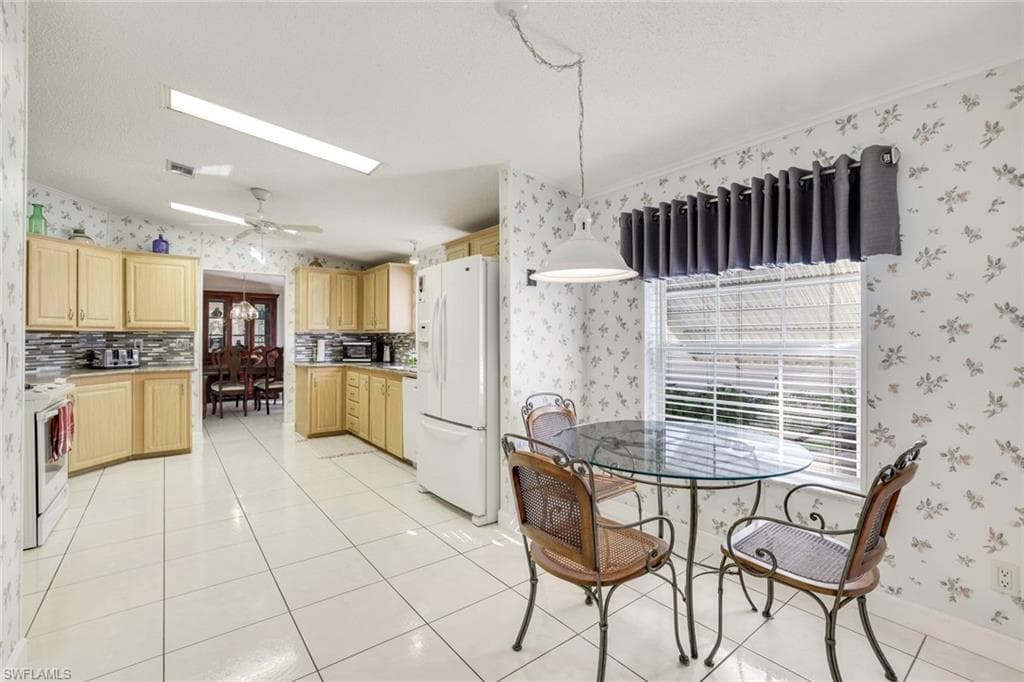 255 Riverwood Rd, Naples, FL 34114-8