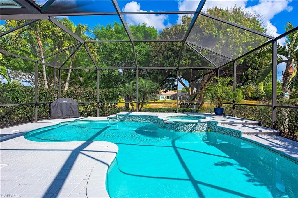 6538 Chestnut Cir, Naples, FL 34109-2