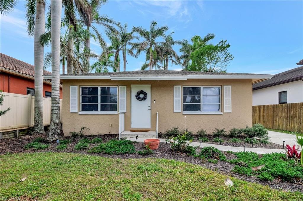 816 104th Ave N, Naples, FL 34108-2