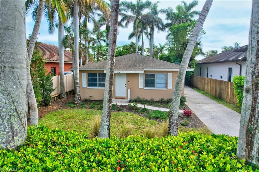 816 104th Ave N, Naples, FL 34108-32