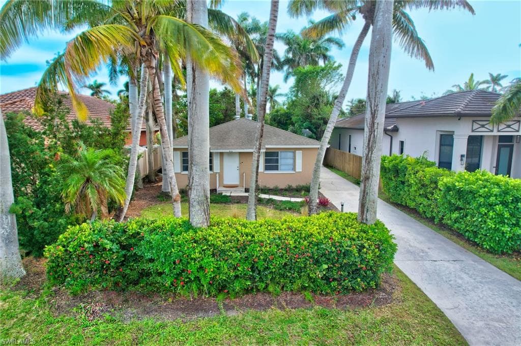 816 104th Ave N, Naples, FL 34108-33